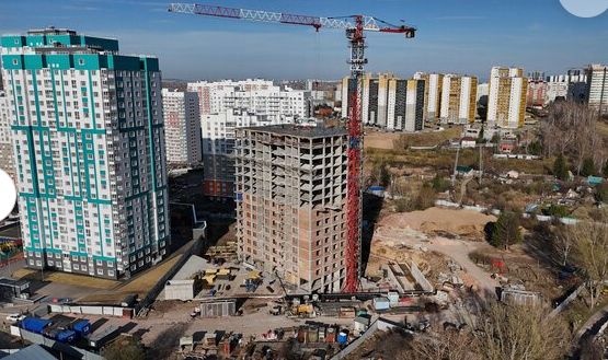 О жилом комплексе Серебряный, дом 1 корпус 3
Жилой комплекс «Серебряный» расположен на ул. Лесопарковая в Октябрьском районе Красноярска. В ЖК «Серебряный» сдано более 10 монолитно-кирпичных домов.

Дом № 1 корпус 3 - одноподъездный 26-этажный монолитно-кирпичный дом на 225 квартир площадью от 24,9 