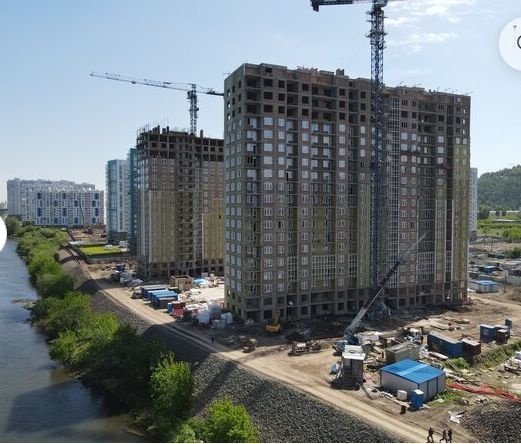 Жилой район «Тихие зори» расположен на улице Лесников в Свердловском районе Красноярска и представлен монолитно-кирпичными домами различной этажности.

Дом «Гранит» состоит из двух 19-этажных корпусов и двух наземных автостоянок. Во 2м корпусе 3 подъезда на 432 квартиры класса «комфорт» площадью от 
